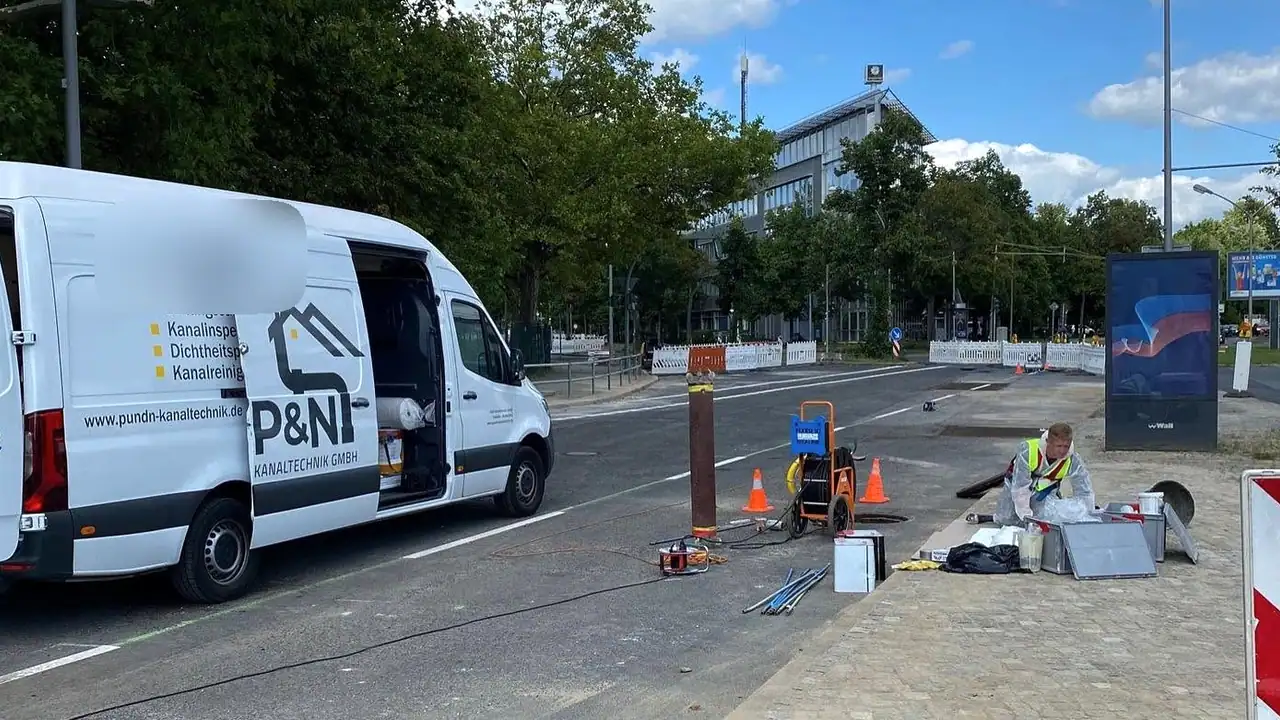 Transporter des Partnerbetriebs P&N Kanaltechnik an einer Straßenbaustelle