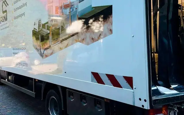 Einsatzfahrzeug des Partnerbetriebs P&N Kanaltechnik vor einem Wohnhaus