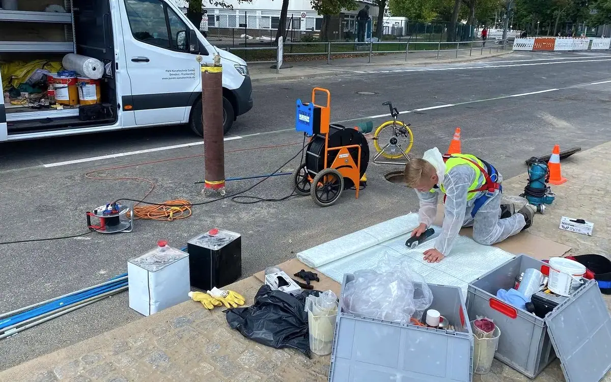 Liner-Zuschnitt am offenen Transporter des Partnerbetriebs